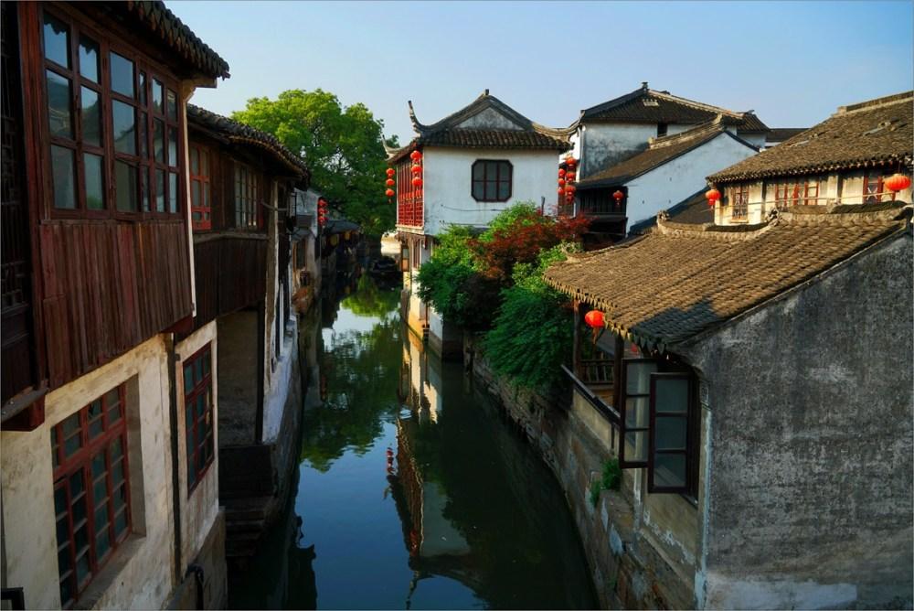 山东一臭水沟内捞出8箱飞天茅台,救援队:是赃物 ,截流后打捞,市值20多万